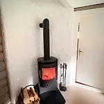 Sjarmerende, Rolig Sted I Skogen Med Tre Minutters Gange Fra Bade & Fiskevannet, Nisser Semesterbostad